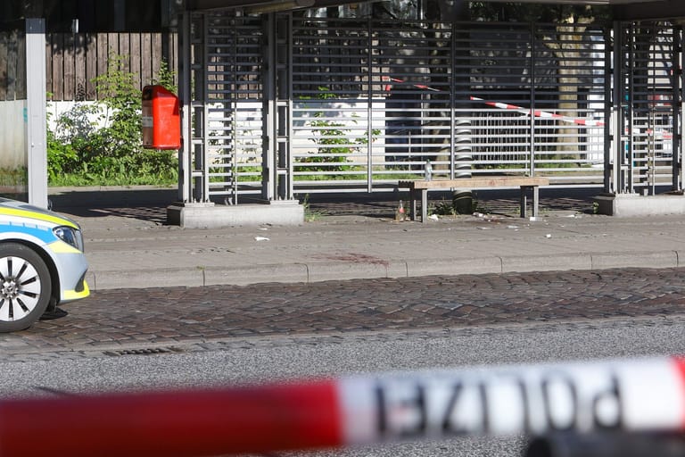 Blut ist auf dem Boden vor einer Bushaltestelle zu sehen. Die Polizei sucht noch nach dem Täter.