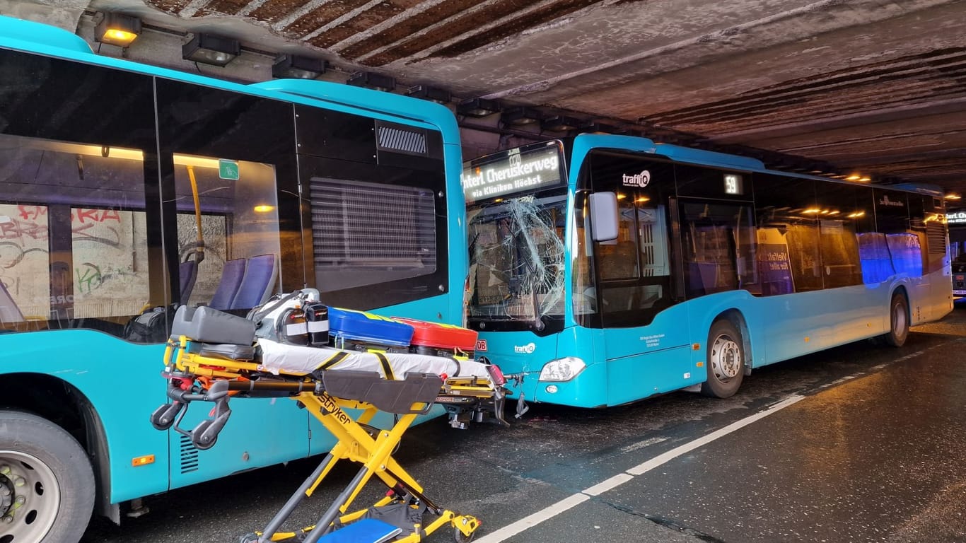 Eine Liege steht vor den verunfallten Bussen: Sechs Menschen kamen ins Krankenhaus.