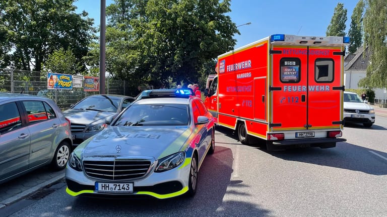 Ein Streifen- und ein Rettungswagen am Unglücksort: Im Hamburger Stadtteil Bergedorf ist es zu einem schweren Verkehrsunfall gekommen.