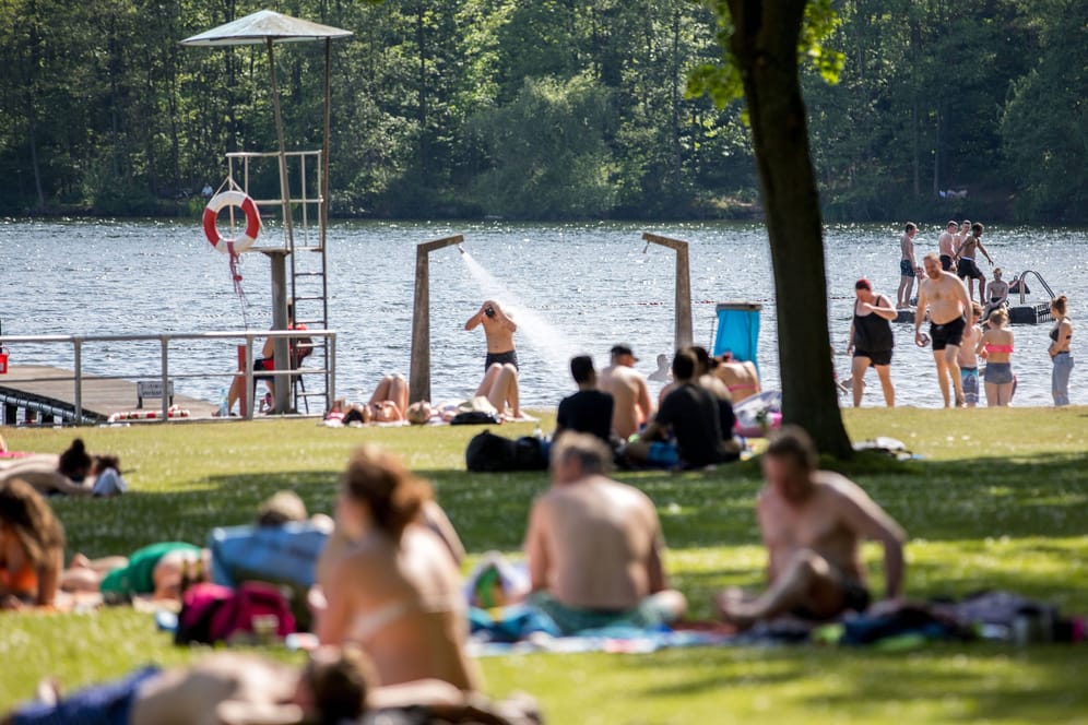Freibad Wolfssee an der Sechs-Seen-Platte in Duisburg (Archivbild): Auch im Ruhrgebiet lässt es sich bei sommerlichen Temperaturen aushalten.