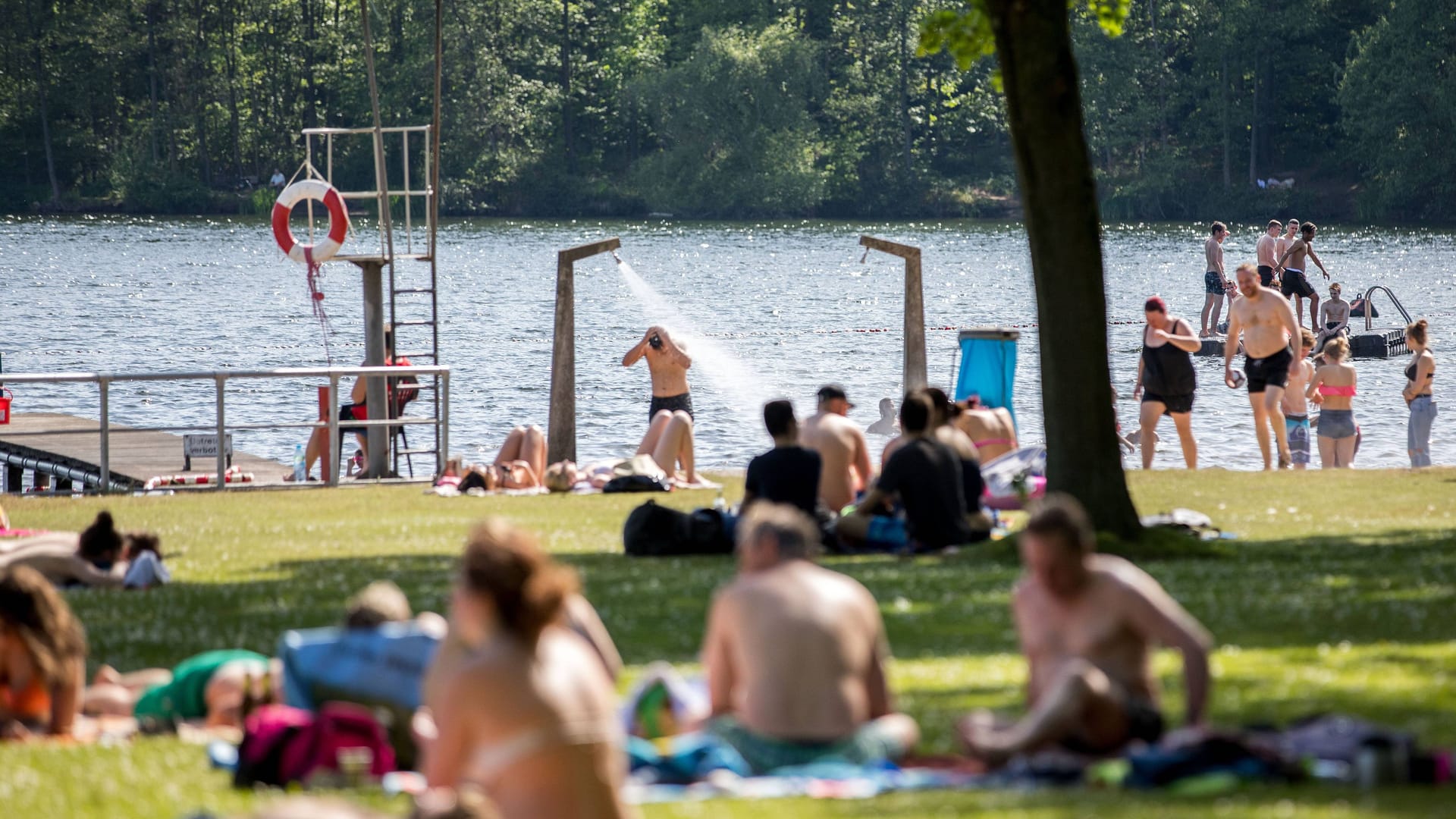 Freibad Wolfssee an der Sechs-Seen-Platte in Duisburg (Archivbild): Auch im Ruhrgebiet lässt es sich bei sommerlichen Temperaturen aushalten.