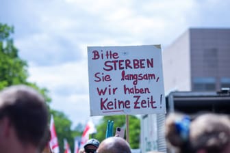 Hunderte Menschen demonstrieren anlässlich des Uniklinik-Streiks in Köln: Der Streik geht mittlerweile in den zweiten Monat.
