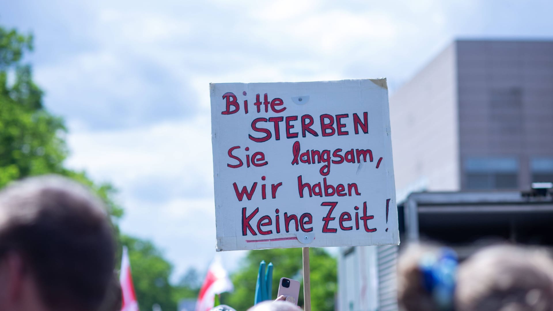 Hunderte Menschen demonstrieren anlässlich des Uniklinik-Streiks in Köln: Der Streik geht mittlerweile in den zweiten Monat.