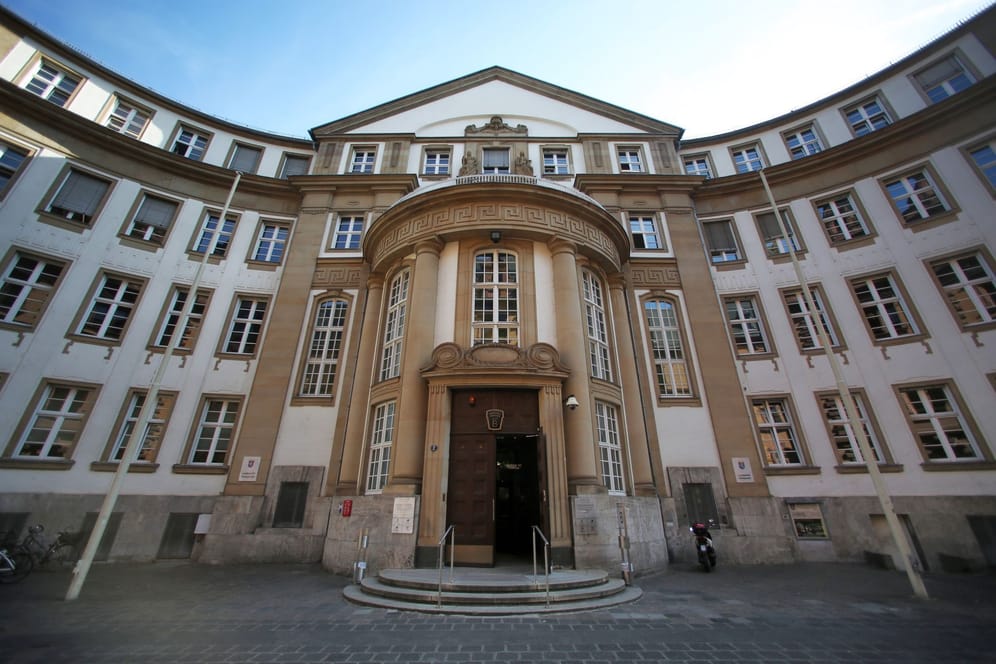 Fassade des Landgerichts in Frankfurt (Symbolbild): Das Urteil gegen die drei Männer ist rechtskräftig.