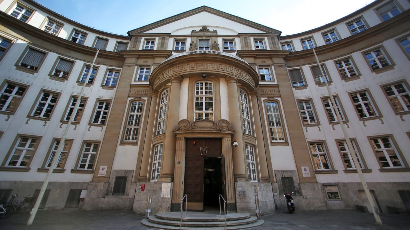Fassade des Landgerichts in Frankfurt (Symbolbild): Das Urteil gegen die drei Männer ist rechtskräftig.
