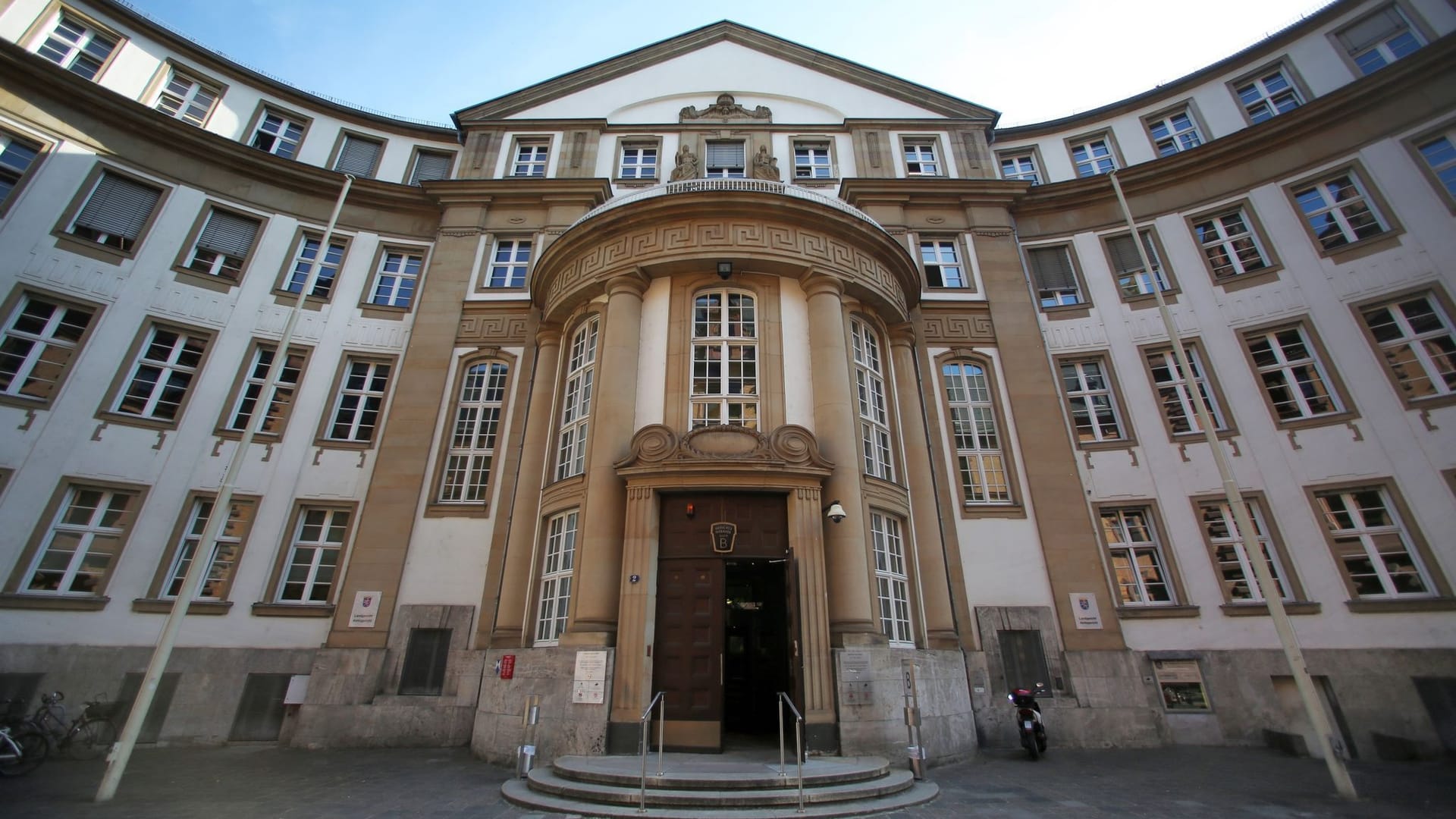 Fassade des Landgerichts in Frankfurt (Symbolbild): Das Urteil gegen die drei Männer ist rechtskräftig. Fassade des Landgerichts in Frankfurt (Symbolbild): Das Urteil gegen die drei Männer ist rechtskräftig.