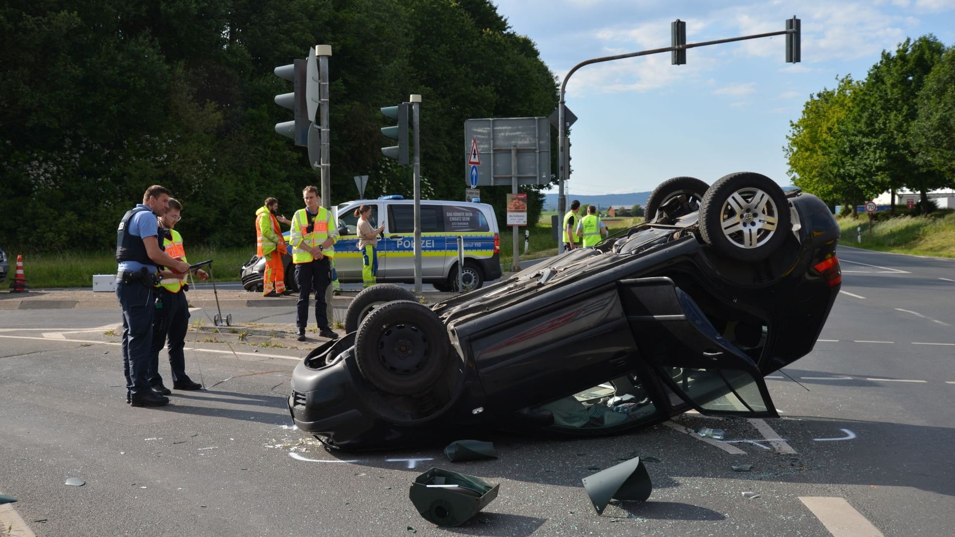 Die Unfallstelle: Der Fahrer des Golfs erlitt schwere Verletzungen.