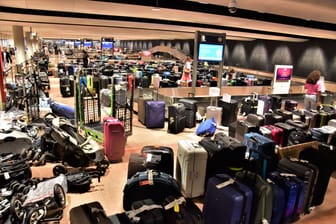 Gestrandete Koffer stehen im Ankunftsbereich des Hamburger Flughafens: Vergangenes Jahr kamen viele Gepäckstücke später als ihre Besitzer an.