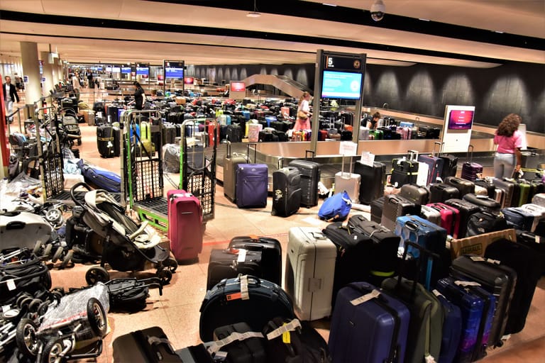 Gestrandete Koffer stehen im Ankunftsbereich des Hamburger Flughafens: Derzeit kommen viele Gepäckstücke später als ihre Besitzer an.