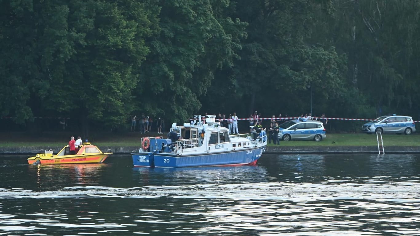 Boote von Polizei und Wasserrettung im Einsatz: In Berlin häufen sich derzeit die Badeunfälle.