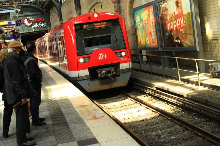 Eine S-Bahn der Linie 1 im Hamburger Hauptbahnhof (Archivbild): Durch den Ausbau der Strecken sollen Hamburger animiert werden, vermehrt den ÖPNV zu nutzen.