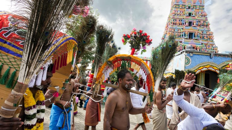 Kavadi-Tänzer mit durchstossenen Wangen (Archivbild): Im Hintergrund befindet sich der Sri-Kamadchi-Ampal in Hamm.