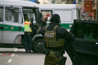 Ein SEK-Beamter im Einsatz (Symbolbild): Gegen den Verdächtigen wurde Haftbefehl erlassen.