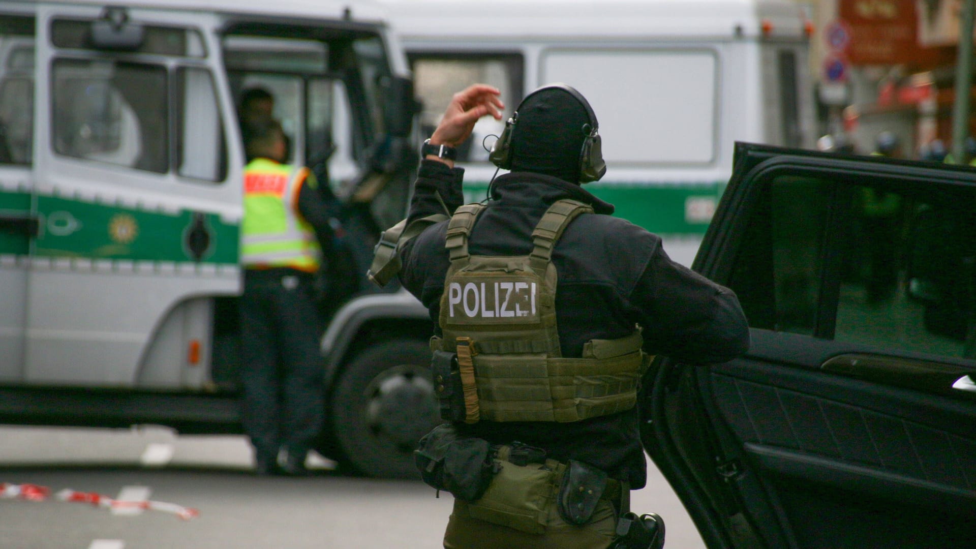 Ein SEK-Beamter im Einsatz (Symbolbild): Gegen den Verdächtigen wurde Haftbefehl erlassen.