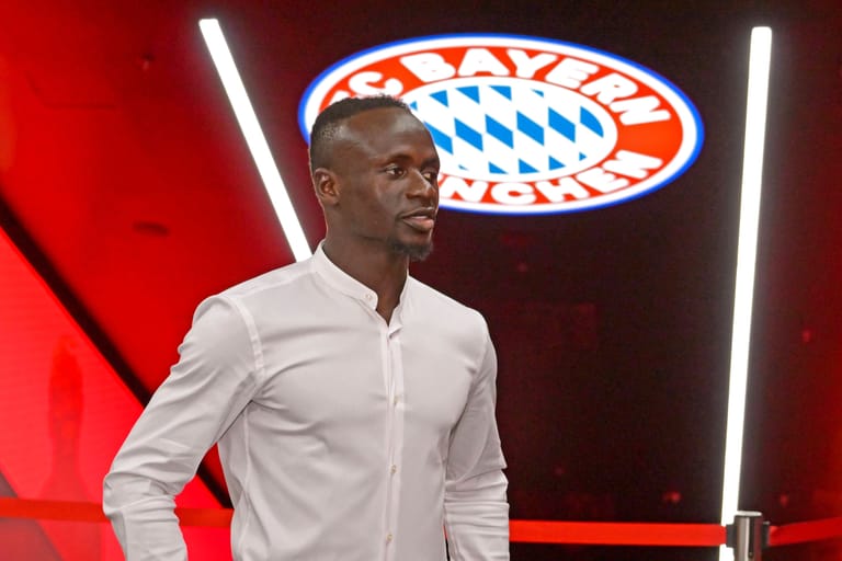Bayern-Neuzugang Sadio Mané bei seinem ersten Termin in München. Er hat die Fans schon auf bayerisch gegrüßt.