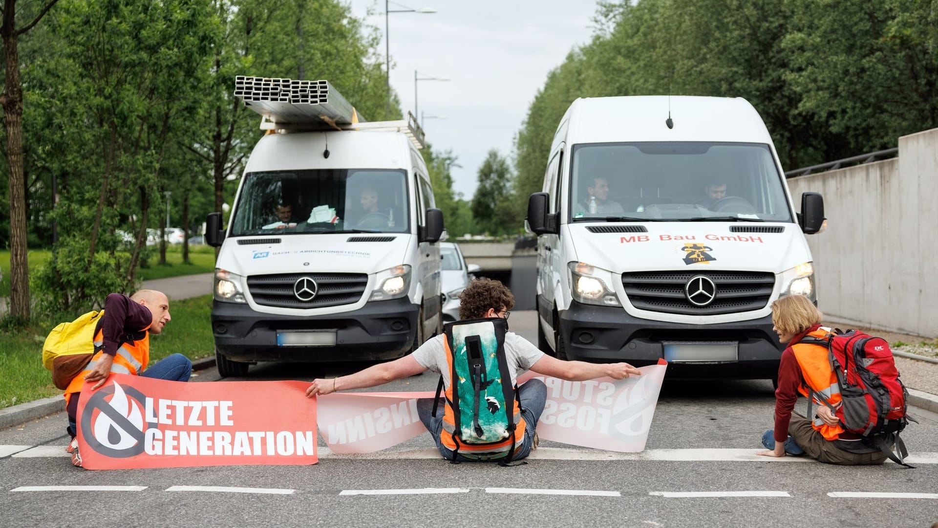 Aktivisten der Gruppierung "Letzte Generation2 blockieren eine Straße: Der Protest findet in mehreren deutschen Städten, darunter auch Bremen, statt.