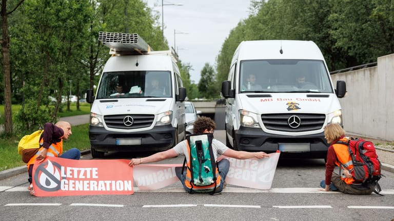 Aktivisten der Gruppierung "Letzte Generation2 blockieren eine Straße: Der Protest findet in mehreren deutschen Städten, darunter auch Bremen, statt.
