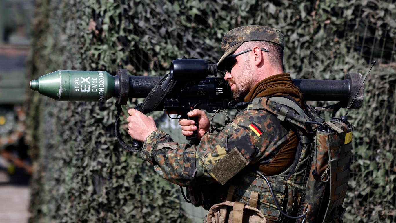 Ein Soldat mit Panzerfaust (Symbolbild): Die gefundene Munition stammt offenbar nicht aus dem Zweiten Weltkrieg.