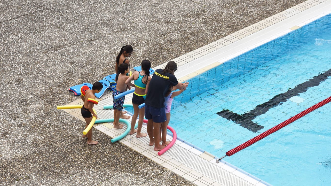 Ein Schwimmkurs (Archivbild): Immer weniger Kleinkinder lernen vernünftig zu schwimmen.