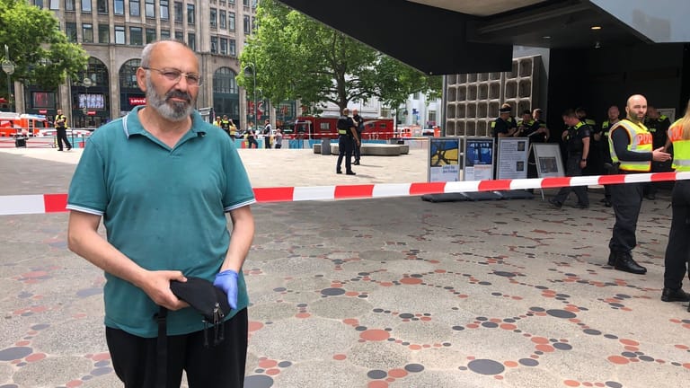 Biagio Viti, 64, an der Gedächtniskirche: Der Zeuge trägt noch einen blauen Gummihandschuh, wegen des Blutes bei der Ersten Hilfe, wie er sagt.