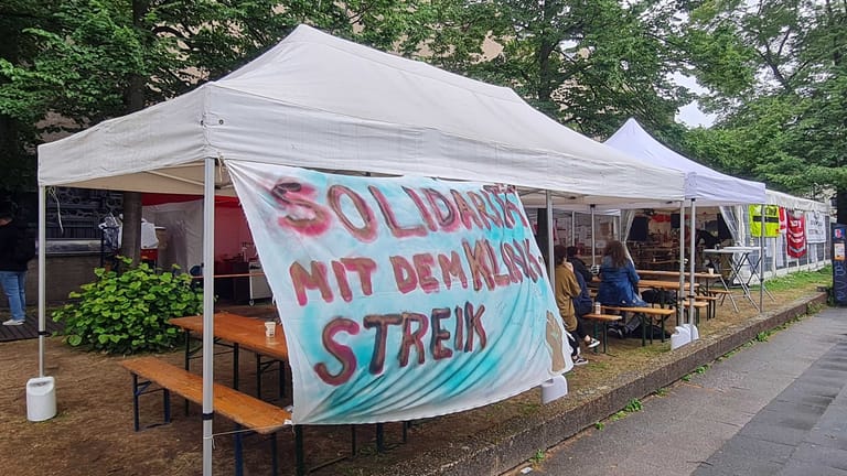 Ein leeres Bierzelt an der Streikmahnwache vor der Kölner Uniklinik: "Solidarität mit dem Klimastreik" steht auf einem Banner.