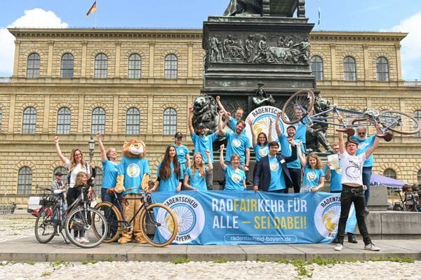 Unterstützer des Volksbegehrens "Radentscheid Bayern" stehen am Max-Joseph-Platz in München: Radfahren soll attraktiver werden.