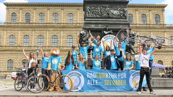 Unterstützer des Volksbegehrens "Radentscheid Bayern" stehen am Max-Joseph-Platz in München: Radfahren soll attraktiver werden. Unterstützer des Volksbegehrens "Radentscheid Bayern" stehen am Max-Joseph-Platz in München: Radfahren soll attraktiver werden.