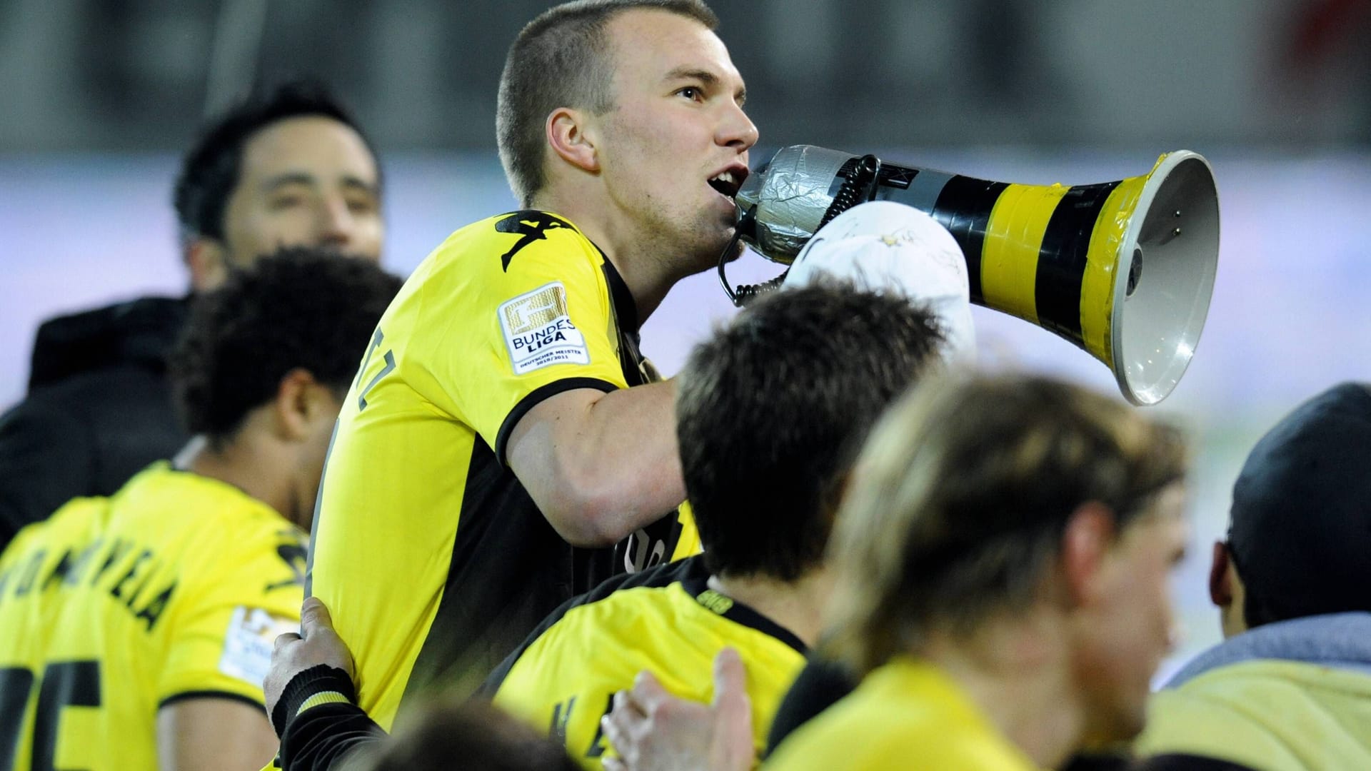 Kevin Großkreutz mit einem Megafon (Archivbild): In seiner aktiven Zeit beim BVB suchte er den Kontakt zu den Fans.