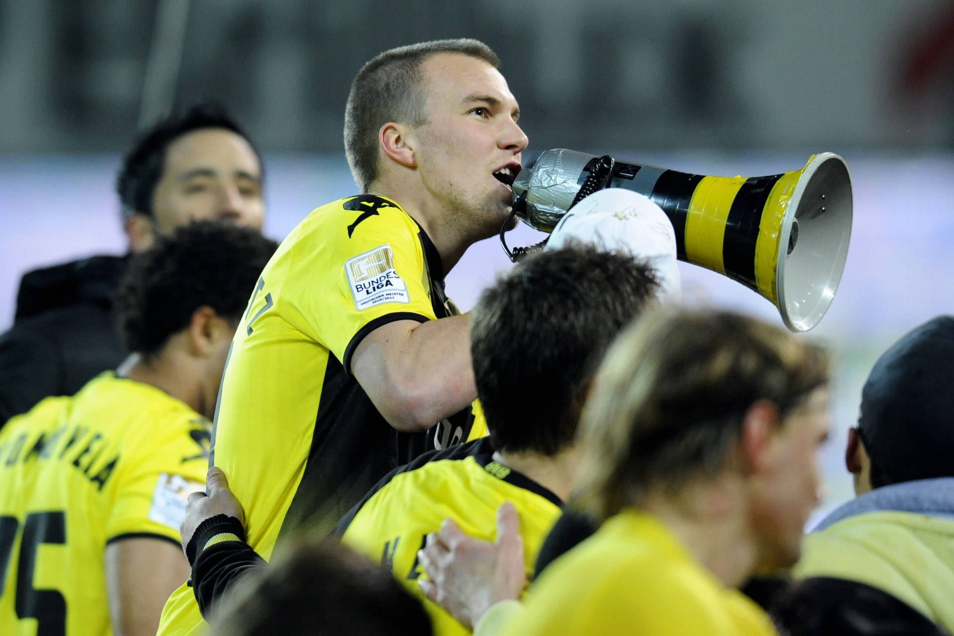 Kevin Großkreutz mit einem Megafon (Archivbild): In seiner aktiven Zeit beim BVB suchte er den Kontakt zu den Fans.