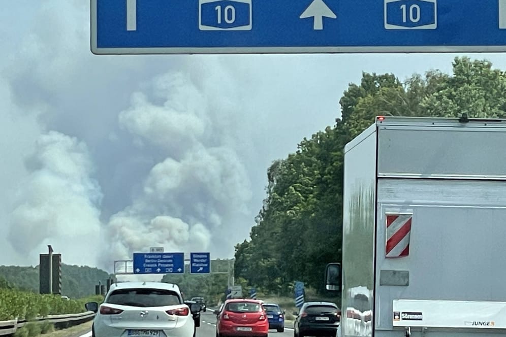 Die massive Rauchwolke ist von der Autobahn aus zu sehen: Brandenburg wird derzeit von Wandbränden heimgesucht.