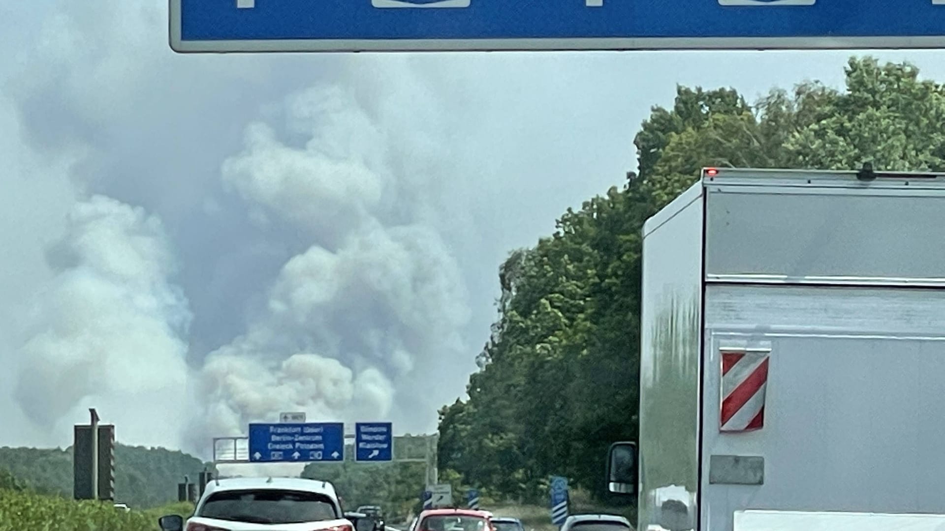 Die massive Rauchwolke ist von der Autobahn aus zu sehen: Brandenburg wird derzeit von Wandbränden heimgesucht.