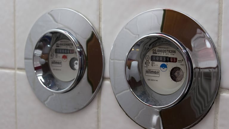 Wasserzähler in einem Badezimmer (Symbolbild): 100.000 Euro möchte der Kreis mit dieser Maßnahme einsparen.
