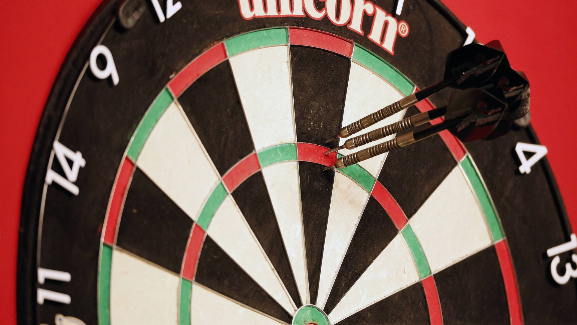 Darts-Team-WM (Symbolbild): Bei dem Sportevent sind im Publikum lediglich Fußball-Nationaltrikots erlaubt. Darts-Team-WM (Symbolbild): Bei dem Sportevent sind im Publikum lediglich Fußball-Nationaltrikots erlaubt.