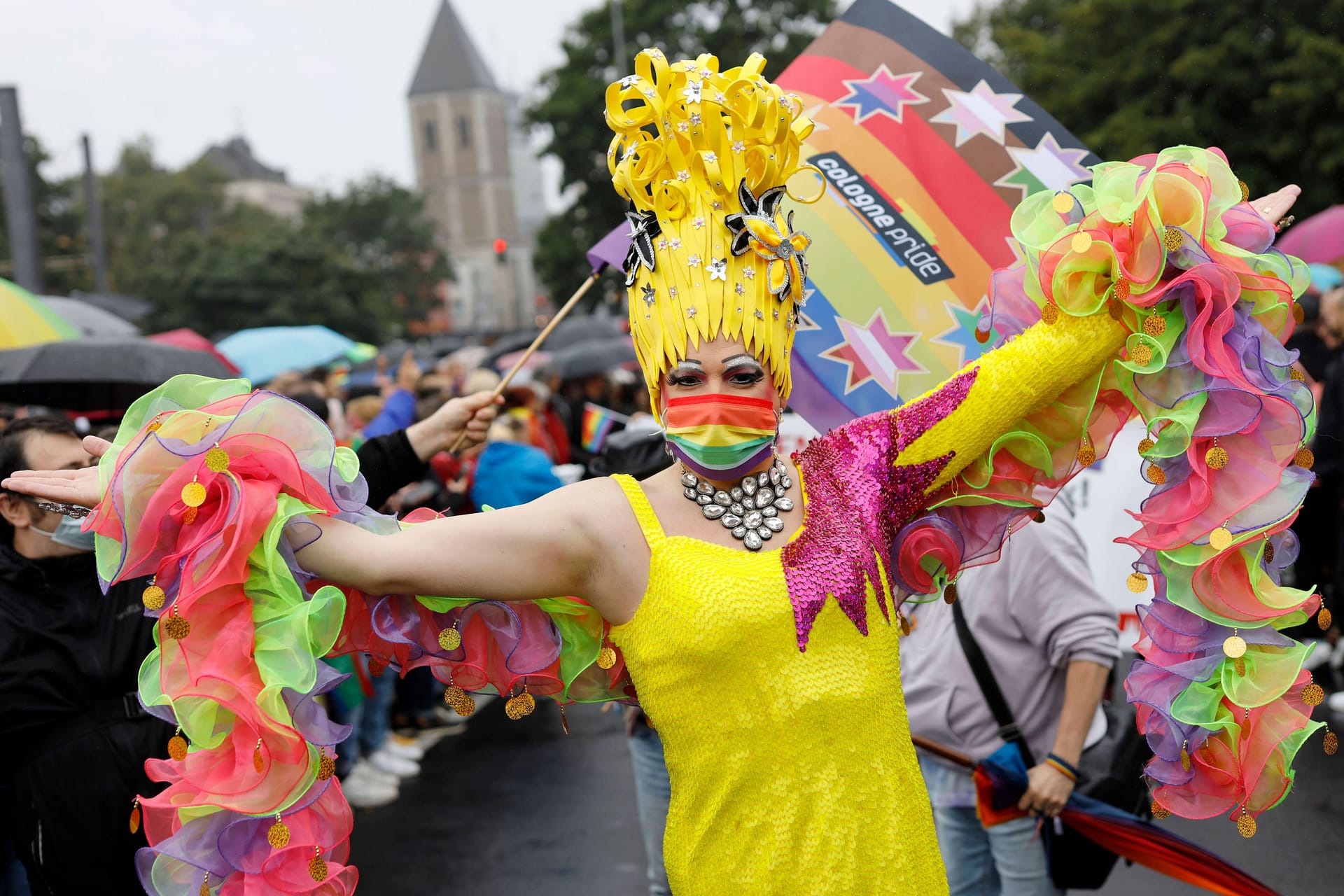 Teilnehmende am Christopher Street Day in Köln: Im Corona-Jahr 2021 nahmen lediglich 10.000 Menschen am CSD in Köln teil.