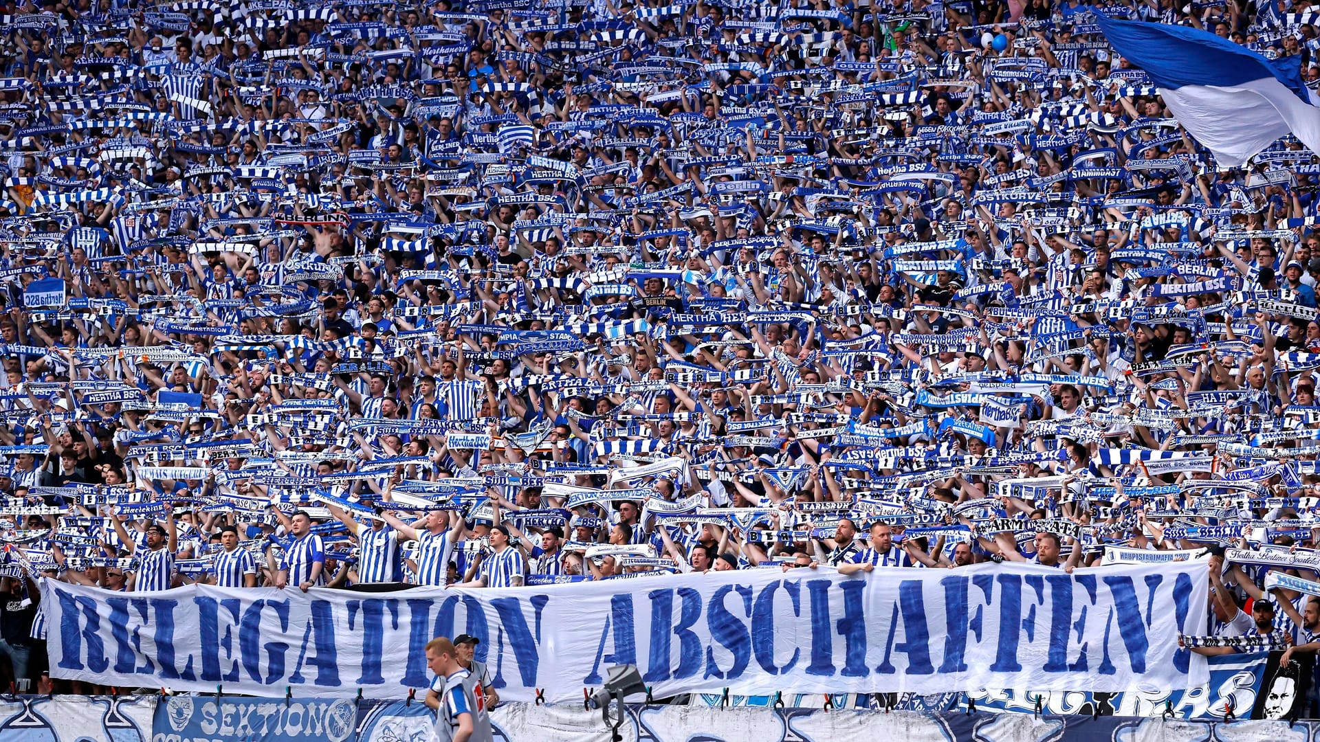 Hertha-Fans beim Relegationsspiel gegen den Hamburger SV im Berliner Olympiastadion (Archiv): Ein Fan wurde im Anschluss so schwer verletzt, dass er nun im Krankenhaus starb.