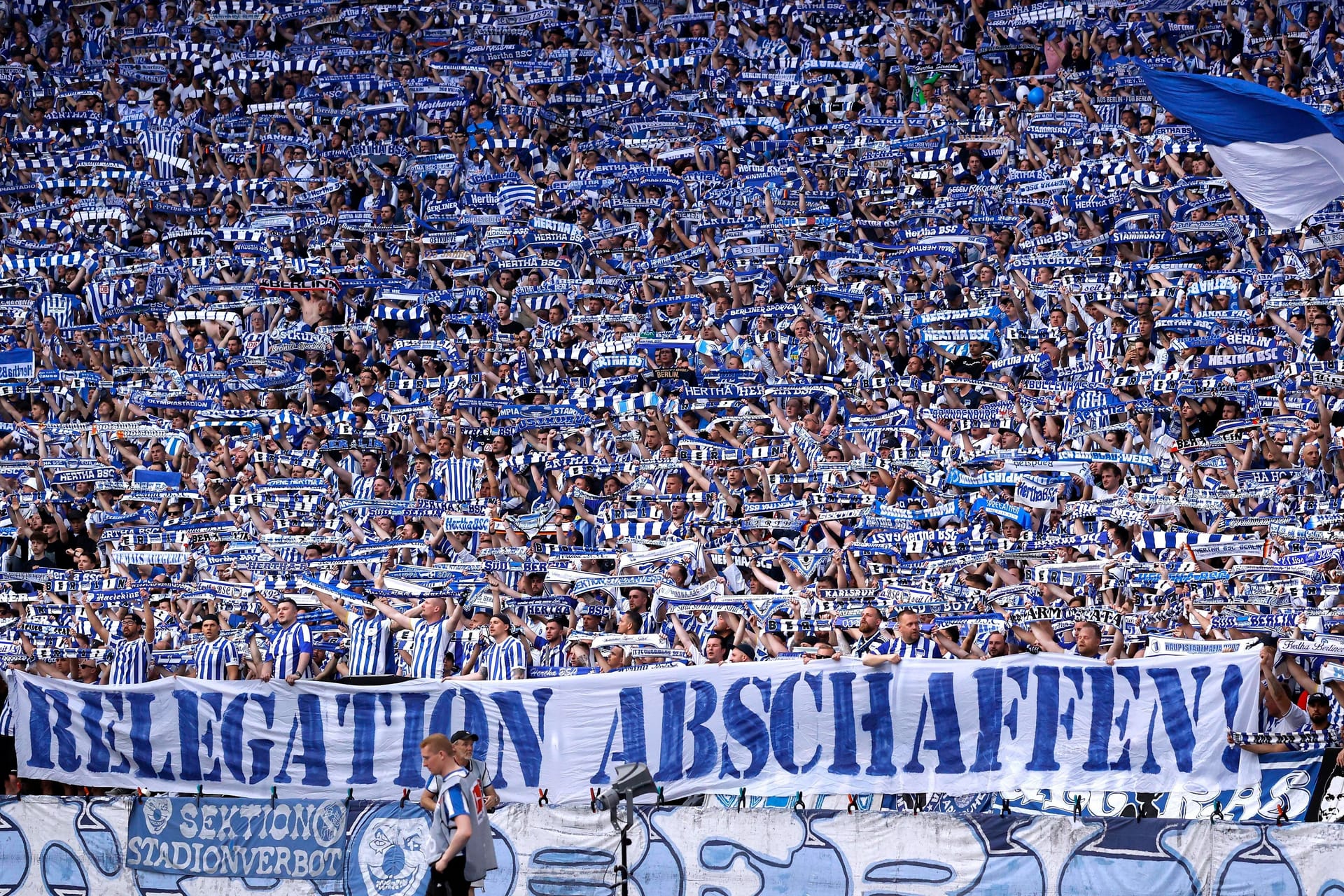 Hertha-Fans beim Relegationsspiel gegen den Hamburger SV im Berliner Olympiastadion (Archiv): Ein Fan wurde im Anschluss so schwer verletzt, dass er nun im Krankenhaus starb.