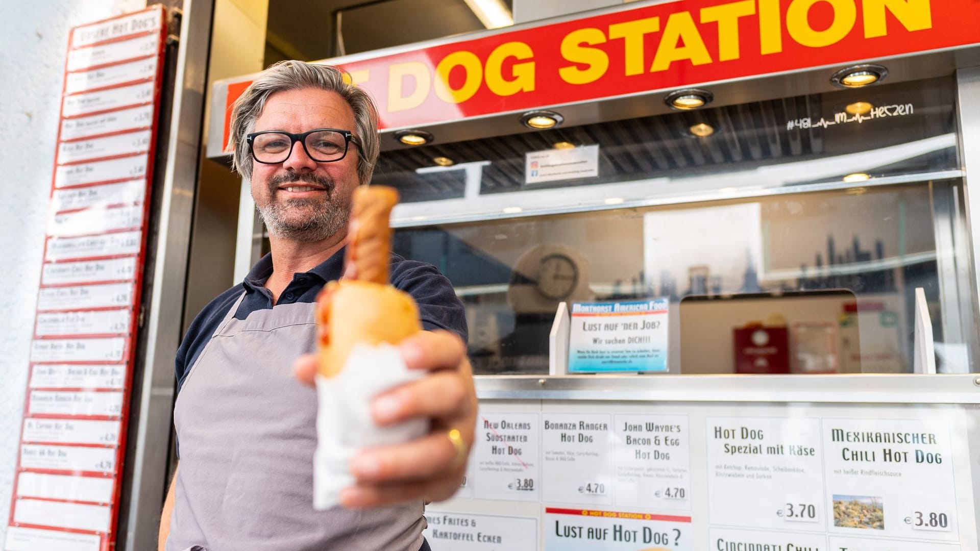 Musiker Wehland hilft in Hot Dog-Stand aus Musiker Wehland hilft in Hot Dog-Stand aus