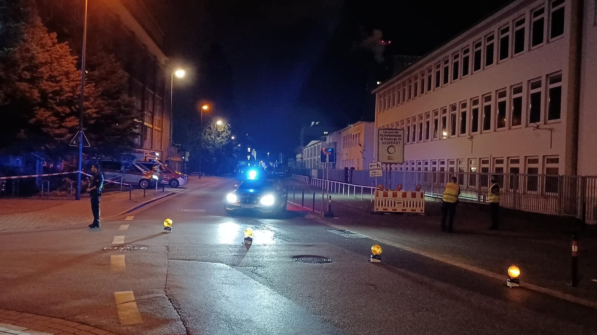 Polizeikräfte nahe des Fundorts: Ein Reporter vor Ort berichtet von einer weiträumigen Sperrung. Polizeikräfte nahe des Fundorts: Ein Reporter vor Ort berichtet von einer weiträumigen Sperrung.