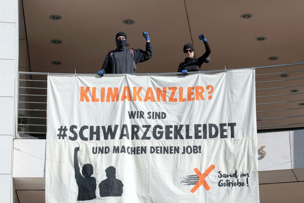 Aktivisten von "Sand im Getriebe" protestieren in Berlin: Sie forderten eine sozial- und klimagerechte Verkehrswende.