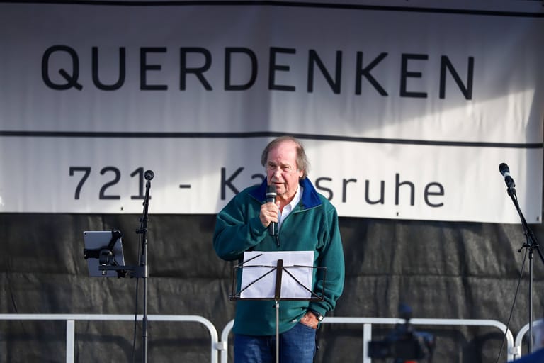 Dr. Walter Weber bei der Demonstration "Querdenken721": Gegen den Hamburger Arzt wurde jetzt Anklage erhoben.