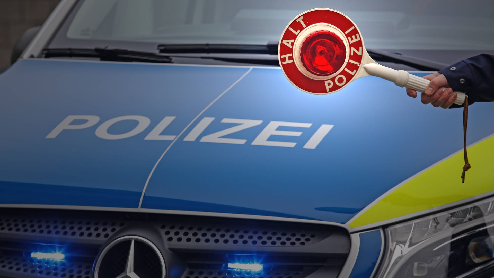 Eine Polizei-Kelle vor einem Streifenwagen (Symbolbild). Die drei Männer dürfen vorerst nicht mehr Autofahren. Eine Polizei-Kelle vor einem Streifenwagen (Symbolbild). Die drei Männer dürfen vorerst nicht mehr Autofahren.