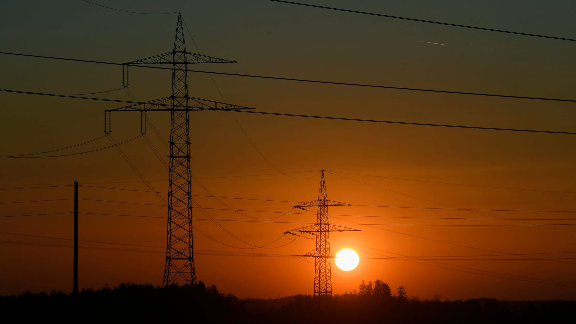Stromleitungen vor einem Sonnenuntergang (Symbolbild). Stromleitungen vor einem Sonnenuntergang (Symbolbild).