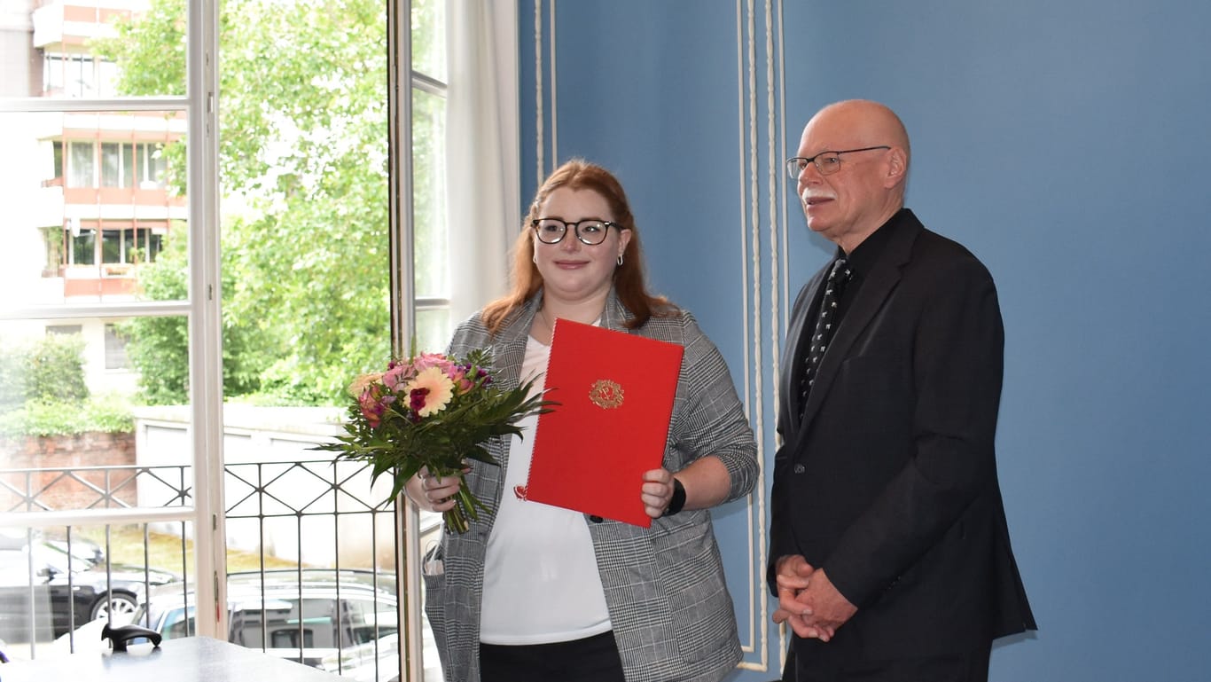Ayleen Holz mit Bremens Innensenator Ulrich Mäurer (SPD) bei der Belobigung: Die 25-Jährige wurde ihren mutigen Einsatz ausgezeichnet.