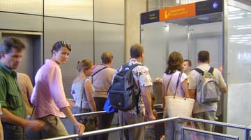 Air travelers pass through the security checkpoint at Cologne/Bonn Airport: Because of the high load, security also suffers, reports an employee.