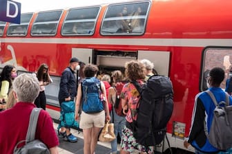 Wochenendurlauber steigen am Bahnhof Gesundbrunnen in den überfüllten Regionalexpress.