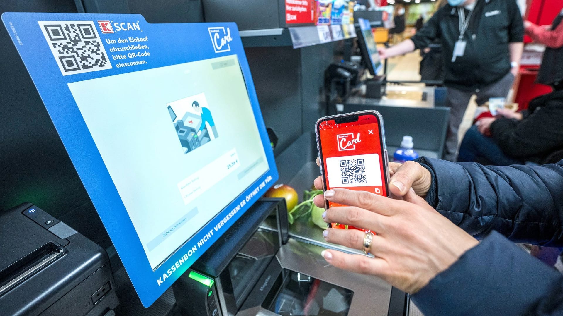 K-Scan-Terminal bei Kaufland: In 50 Filialen lässt sich der Einkauf jetzt bequem einscannen. K-Scan-Terminal bei Kaufland: In 50 Filialen lässt sich der Einkauf jetzt bequem einscannen.