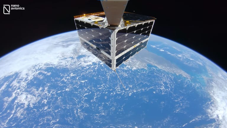 Satellit mit der Erde im Hintergrund: Selfie aus dem Weltraum.