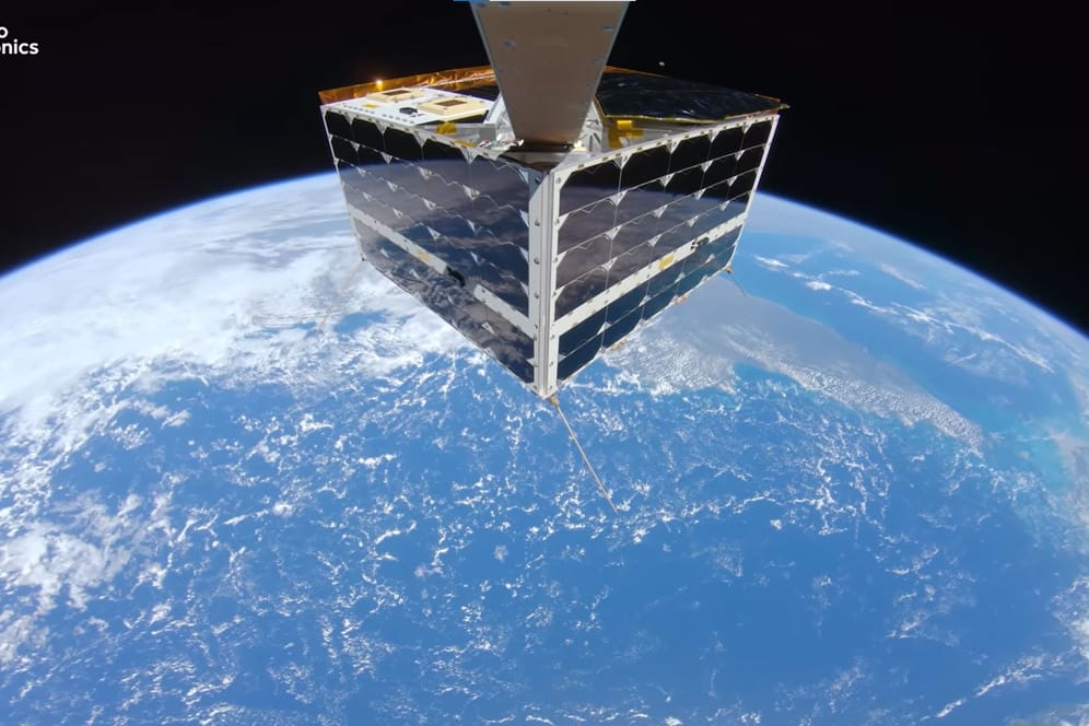 Satellit mit der Erde im Hintergrund: Selfie aus dem Weltraum.