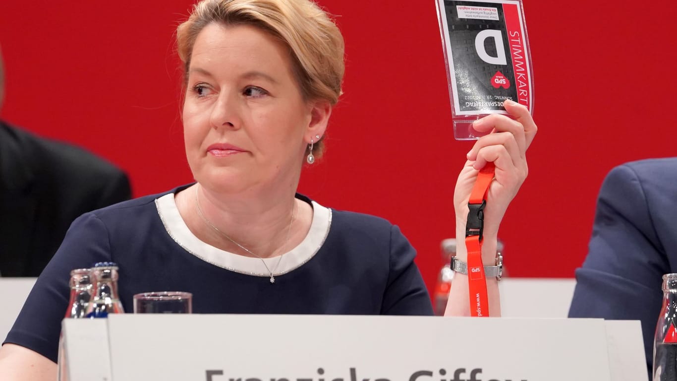 Franziska Giffey (SPD) ist sich mit ihrer eigenen Partei nicht ganz einig (Archivbild): Die Berliner FDP legt einen Rücktritt nahe.