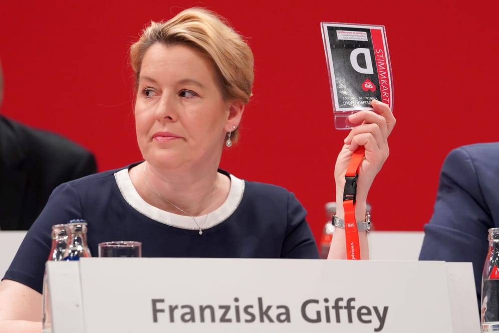 Franziska Giffey (SPD) ist sich mit ihrer eigenen Partei nicht ganz einig (Archivbild): Die Berliner FDP legt einen Rücktritt nahe.